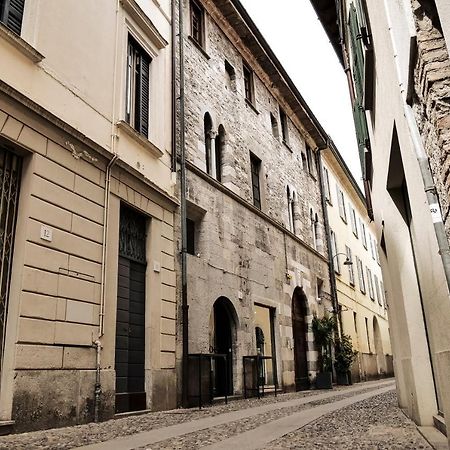 Casa Del Pittore - Elegante Appartamento Del 1200 - Centro Storico Como Exterior photo
